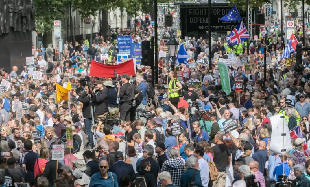 source : https://www.theguardian.com/world/2019/aug/31/thousands-protest-against-boris-johnson-parliament-shutdown-uk-brexit